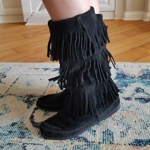 Minnetonka Women's 3-Layer Black Fringe Boot